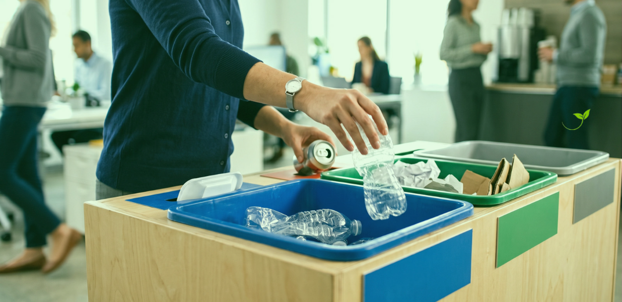 kvinna sorterar plast