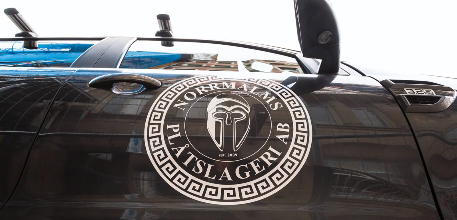 om-oss en brandad bil med logo