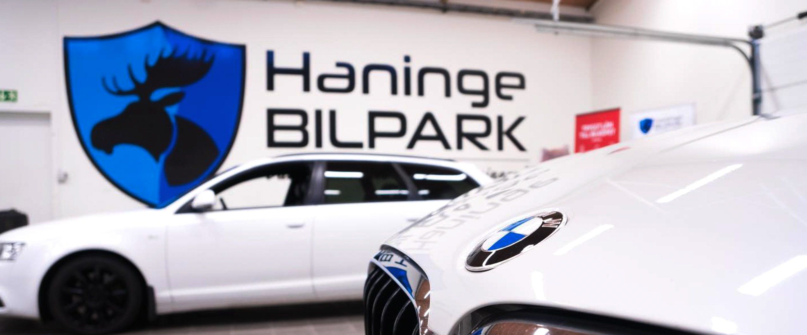 bilpark med bilar