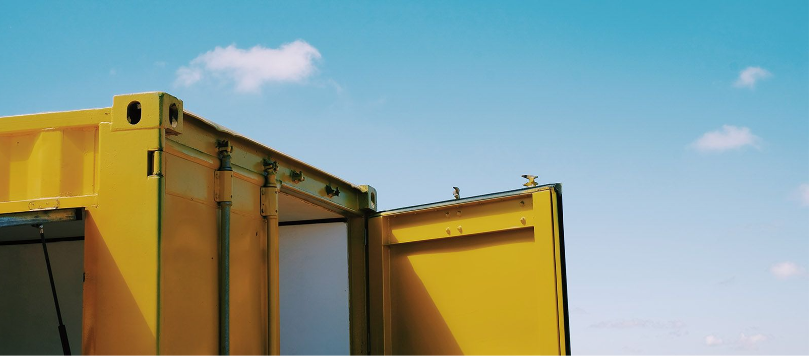 en gul container, halvöppen