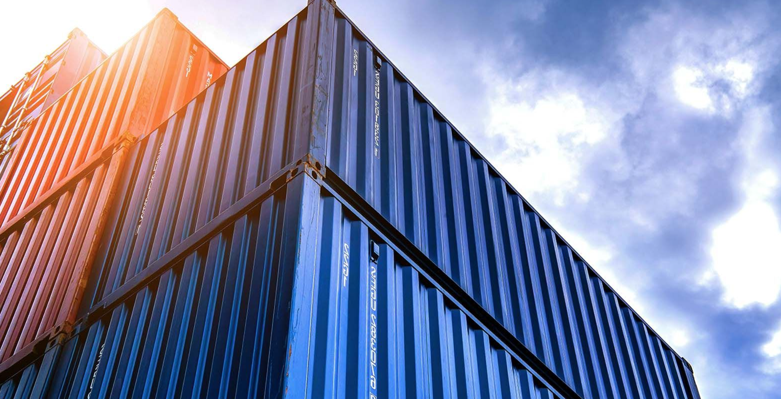 en blå stor container utomhus mot himlen