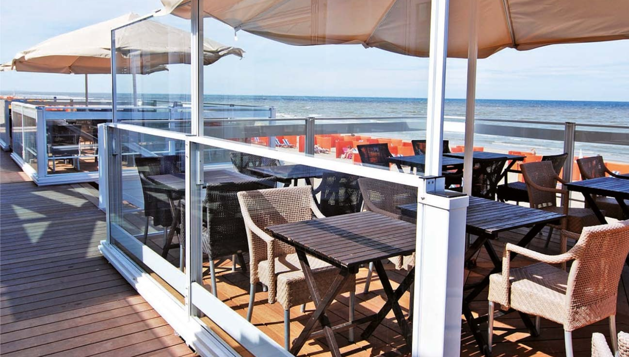 uteservering eller liknande med isolerglas, hav och strandmiljö