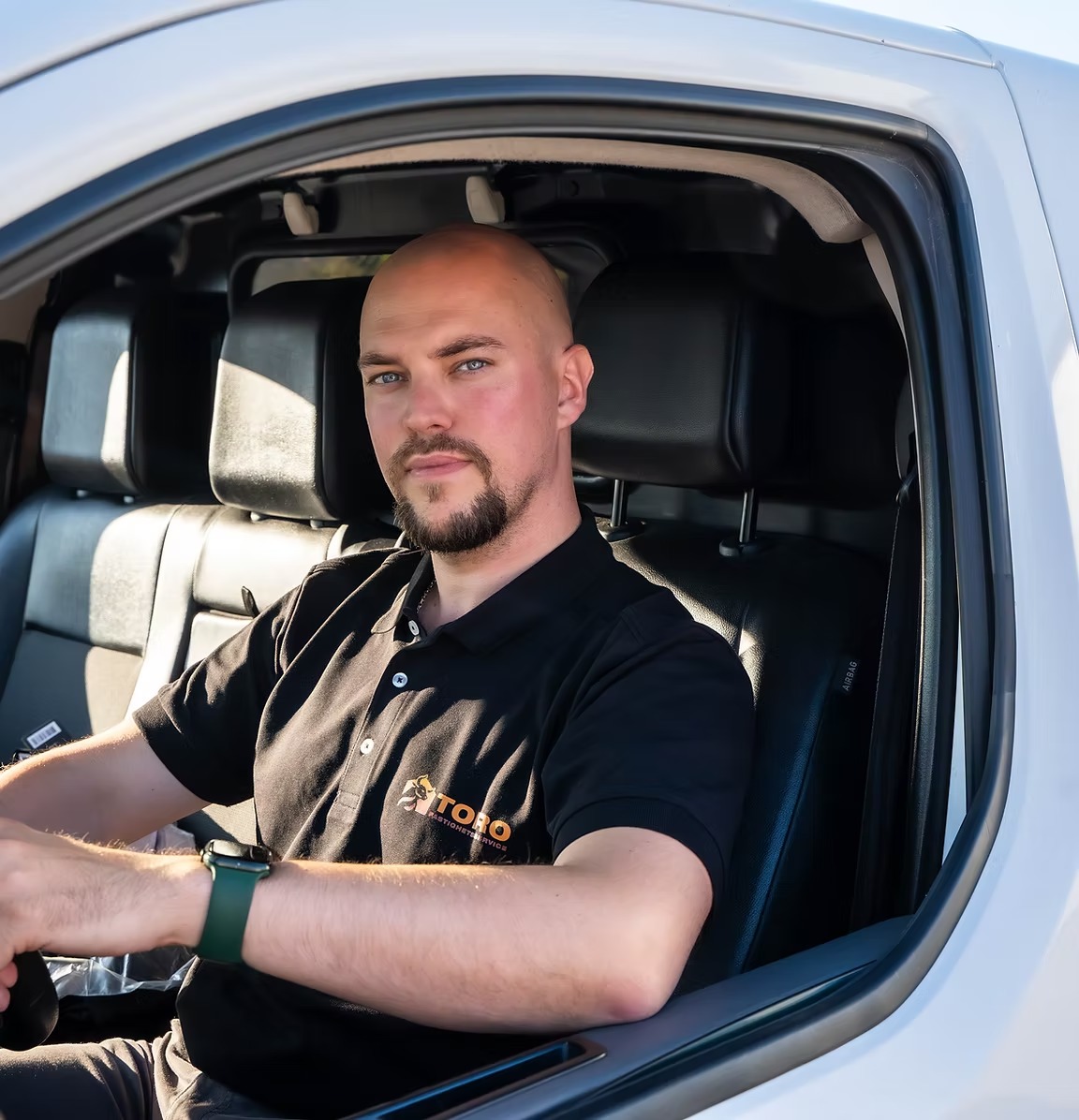 en person i en tjänstebil