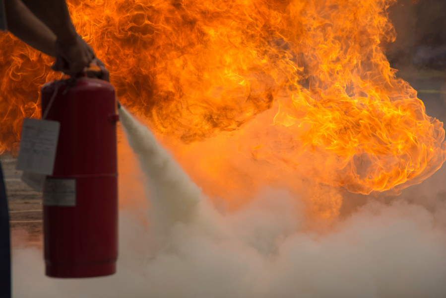 släckning av eld med brandsläckare
