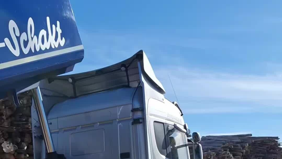 en bil med logo mot blå himmel