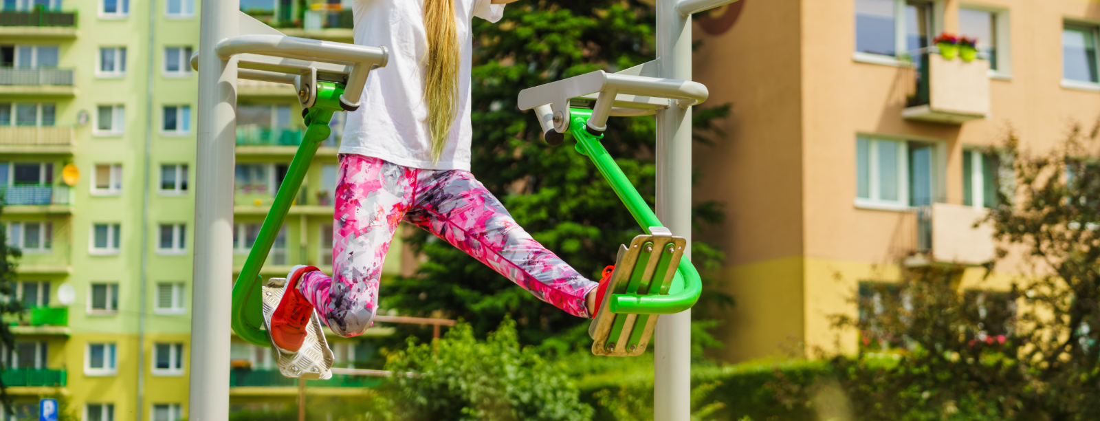 kvinna tränar på ett utegym