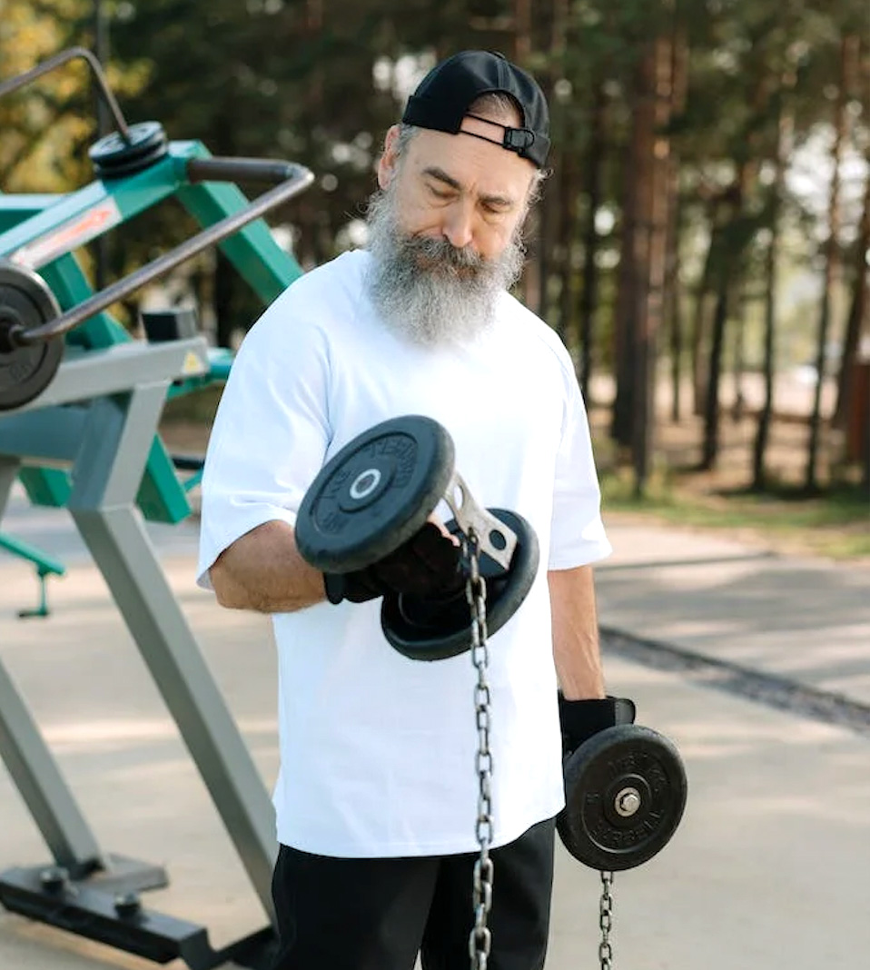 man tränar på ett säkert utegym