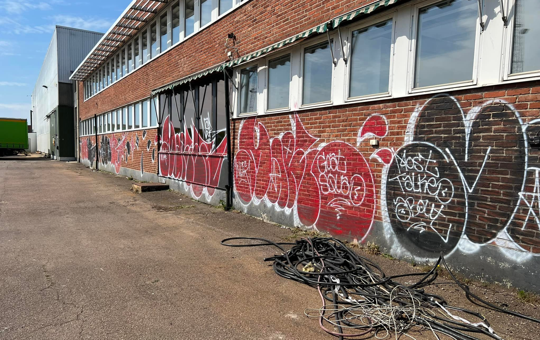 Vägg fullt av klotter innan klottersanering i Uppsala